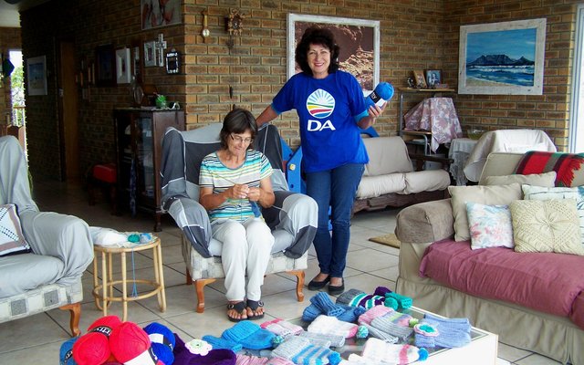 Gansbaai Vlytige vingers aan die brei 1_1